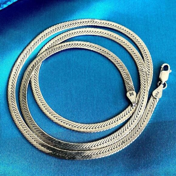 AZU Vintage Italian 925 Silver Herringbone Necklace - Picture 4 of 13
